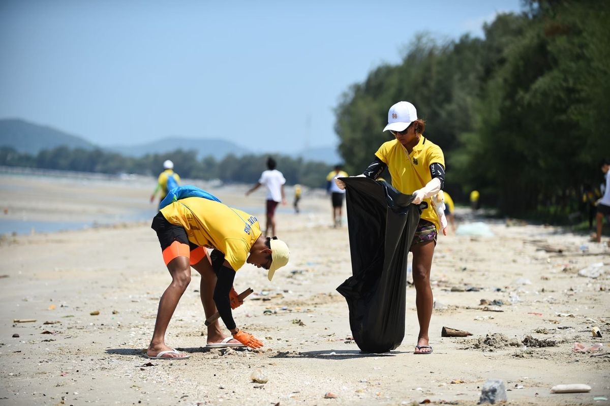 Sanfunn beach clean-up